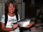 Eva in der Fischmarkthalle von Tefé.