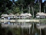 Lameirao: ein Indiodorf der Mayoruna auf der brasilianischen Seite des Rio Javarí.