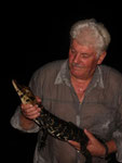 Rio Tefé-Reise 2010: Genauso wie vor zwanzig Jahren reizt es mich, am Abend ein Kaiman-Baby für ein Foto zu fangen, hier ein Mohrenkaiman (Melanosuchus niger), und dann wieder in die Freiheit zu entlassen.