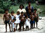 Und hier noch die Familie Raimundo Dodo in der Casa Boa Vista am Rio Tefé, ein Foto aus dem Jahr 1987 - in der Mitte der kleine Daniel, er begleitet uns seit Jahren beim Fischen und zeigt uns die besten Fangplätze.