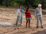 Rio Tefé-Reise 2010: Einige Indios aus dem Dorf Sonjoche am Rio Bauana zeigten uns das Diskusfischen am Tag mit einem Netz.