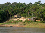 Eine typische Urwaldhütte mit Satellitenschüssel und Stromaggregat 2010.