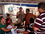 Hier wird die Fracht bezahlt und die beiden Fischer begleiten ihre Fischsendung nach Manaus.