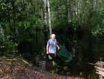 Zunächst hielt ich den Kescher ins Wasser; danach habe ich mit dem Paddel unseres Kanus die Fische ins Netz getrieben.