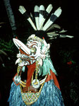 Bei ihren kulturellen Tanzfesten tragen die Männer kunstvolle Masken und einen Bastumhang. Früher trugen sie einen Umhang aus Bananenblättern.