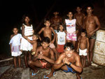 1987: Am ersten Abend in Santa Cruz: Hinten rechts Neo mit Eduardo an der Hand. Hinten links neben Neo sein älterer Sohn Mariwaldo, der heute in Tefé lebt und einen Gemüseladen in der dortigen Markthalle hat .