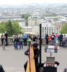 Blick auf Parismit Harfenspieler