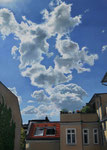 Sommerwolken über unserem Hinterhof/ 50x70 cm/ Öl auf Holz/ Juni 2025