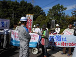 玄海原発ゲート前で九電職員に向かって、規制委員長への抗議文を読上げている石丸初美代表