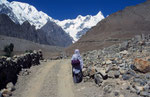 Hunza-Frau mit Shispare (7.611 m) im Hintergrund, Karakorum, Pakistan