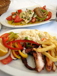 gegrillter Oktopus mit Choriatiki - Taverna Limani (Heraklion)