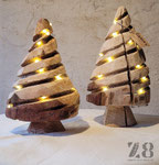 Tannenbäumchen mit Lichterkette. Unbehandeltes Fichtenholz, ca. 25-30 cm hoch, je 40 Euro