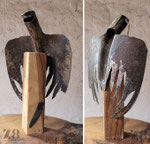 Schaufelengel (ausrangiertes Schaufelblatt geschnitten, auf altem Palettenholz) 