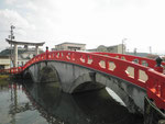神社へ行く最初の赤い橋