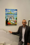 PD Dr. habil. Thomas F. Schneider (Leiter des Erich Maria Remarque-Friedenszentrums Osnabrück) mit meinem Gemälde "Arc de Triomphe (Remarque)"