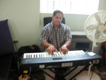 Jerry Colabora con el piano en el culto