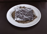 《SOIL no.2》120822／2012年／アルミ箔、土(Minkel/Neuss)、メデュウム、水、皿／26.5×26.5×3.5 cm　　《SOIL no.2》120822／Aluminum Leaf, Soil(Minkel/Neuss), Medium, Water, Dish／26.5×26.5×3.5 cm