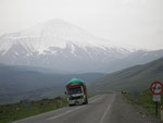 la route longe le mont Ararat (5137 m)
