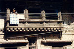 femme au balcon à Bhaktapur