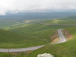 la route du plateau de Suusamyr monte au col Tüz Asuu (3190 mètres au tunnel)