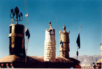des dômes en tuiles dorées et des bannières de victoire sur les toits du Potala