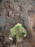 L'ingresso alla grotta attraverso l'arco naturale