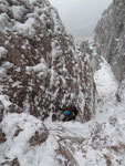 Im Hintergrund (rote Linie) der Einstieg in die 1. Sl, Foto vom 24. 1. 2015 Ausstieg aus dem Klettersteig in der Rinne zwischen Westgrat und Klettersteig