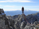 am Ostgrat beim Abstieg, im Hintergrund der Dachstein