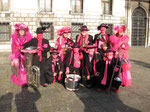 Gruppenbild mit venezianisches Maskengirl in Venedig