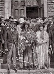 Mariage de Madeleine Quesnel avec Jules Canac-Marquis en 1924. Derrière Jules, on reconnait Frédéric Canac-Marquis, son père. Derrière Madeleine, on remarque Simone et Adélard. À droite de la photo on reconnait Lionel