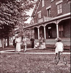 Maman Suzanne (Canac-Marquis) en bicyclette devant la maison d'Adélard (1933)