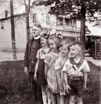 Paul-Émile, Margot, Suzanne Canac-Marquis, Jean-Claude, André devant le magasin général