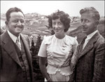 Albert Quesnel (Fils de Jules Amédée Dorcineau, frère d'Adélard), Suzanne Canac-Marquis et Etienne Corbeil. Photo prise à Port-Daniel en Gaspésie en1947 où Albert était médecin. Auparavant il avait été médecin sur l'île Anticosti. Voir section vidéo