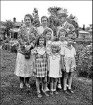 Madeleine, Claire Roy, Lionel, Aline, Suzanne, Micheline (fille de Rodolphe Canac-Marquis frère de Jules) Pierrette Daignault, André Quesnel. Photo prise sur la rue des Braves à Québec