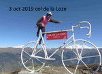 Col de la Loze. Anne-Claire intrépide n'a pas résisté à l'envie de grimper sur ce vélo qui trone au sommet du col. Un peu grand pour elle! 