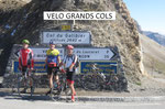 VELO GRANDS COLS. Nous habitons une région où plusieurs cols dépassent les 2000m, beaux défis , que nous relevons souvent en été en partant  à la journée. Ici le Galibier fait en Octobre !