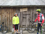 Mai 2021. Ascension du Col de l'Arpettaz, 21 km versant est depuis Ugine. Aller en TER jusqu'à Albertville. sortie 105km, 1600m dénivelé. Il faisait trop froid pour manger au sommet, on a trouvé un abri du vent. Mais que c'est beau!