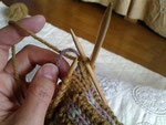 ⑦編み終わっても、「渡す糸」は上側にあります。