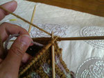 ②「編む糸」をしっかり持って、「渡す糸」は親指と中指で軽く添えます。