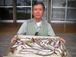 ５月２０日　ボート釣りで岩本さん　キス２６㎝を頭に５７匹　トラギス１１匹
