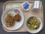 ピーマン肉詰めフライ、豚肉と野菜の炒め物、牛蒡サラダ、ブルーベリーゼリー