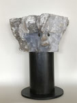 Die Kunst des gepflegten Herumstehens, 2024, Alabaster, Metall, Höhe 34 cm