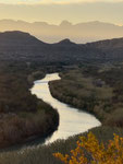 So schlängelt sich der Rio Grande hier durch: links ist Mexiko, rechts die USA
