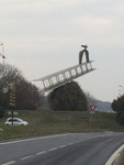 Hommage à H. Farman et son vol interville de 1908. Avion biplan stylisé de W. Noblet au rond-point Porte Farman.
