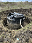 die eingeknickten 10'000 Liter Wassertanks werden ausgegraben
