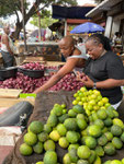 auf dem Ilala Markt kauft Tamara für die kommende Woche frisches Gemüse ein