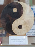 "Yin und Yang", Künstler: Michael Koppenwallner, Holzintarsienkunst, 20 cm Durchmesser, 3 cm dicke Holzscheibe mit kunstvoll eingelegtem Furnier
