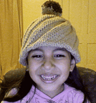 Ariela modelando el gorrito odessa con pompón de dos colores que le tejió su mami Raquel!