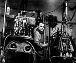 Heinz Friedrich Langhammer an der Abfüllmaschine um 1947