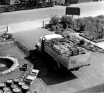 Abfahrt des Liefer-LKWs in den 50ern